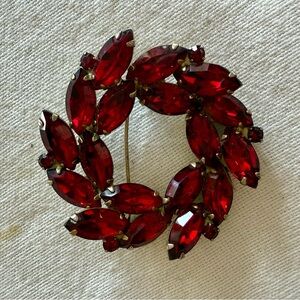 Vintage  wreath Elegant Red Gemstone Brooch